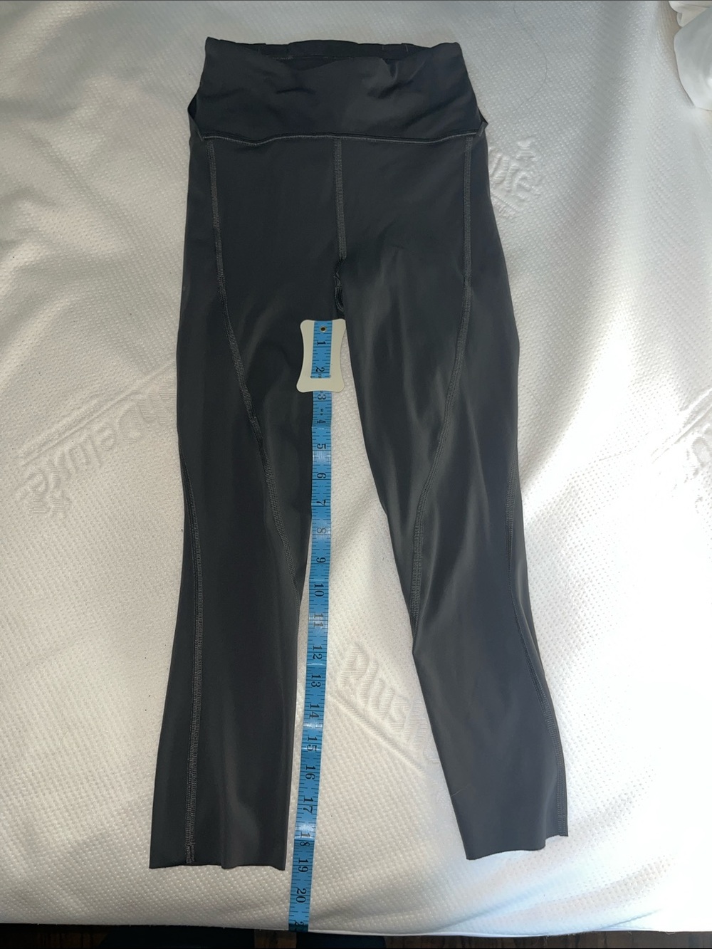 lululemon grey cropped leggings w loop detail in back size 0